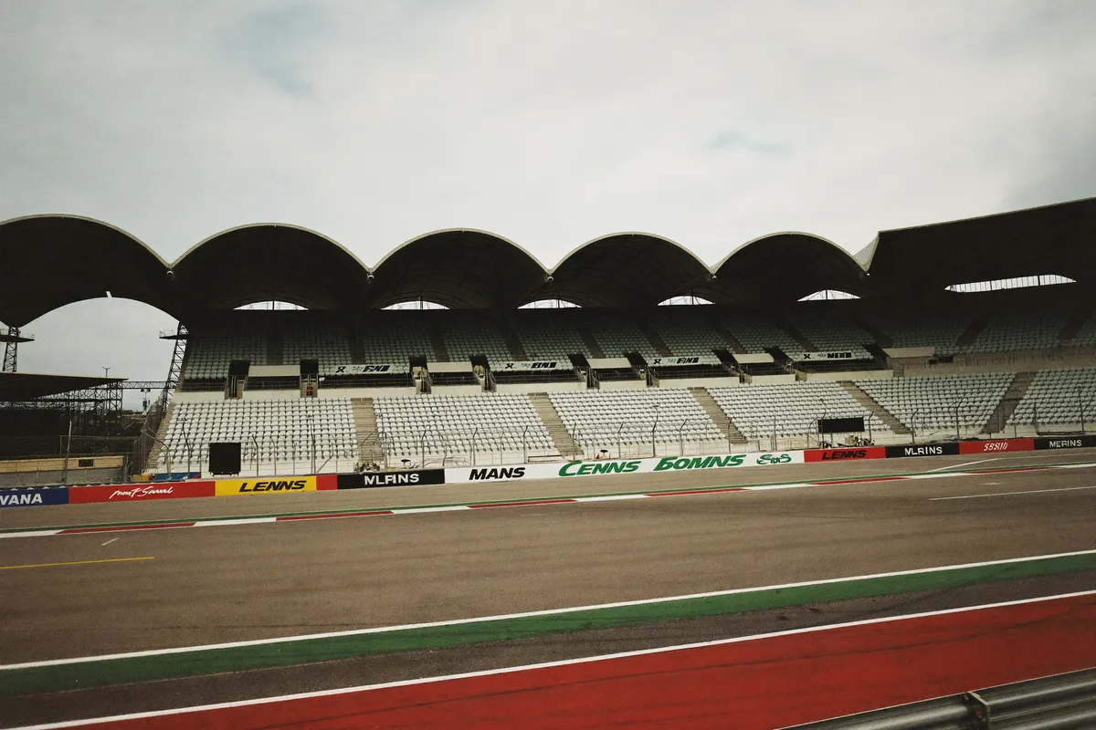 Tribunes et piste d'un circuit automobile au Mans