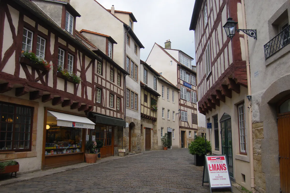 Rue pavée à pans de bois de la Cité Plantagenêt au Mans