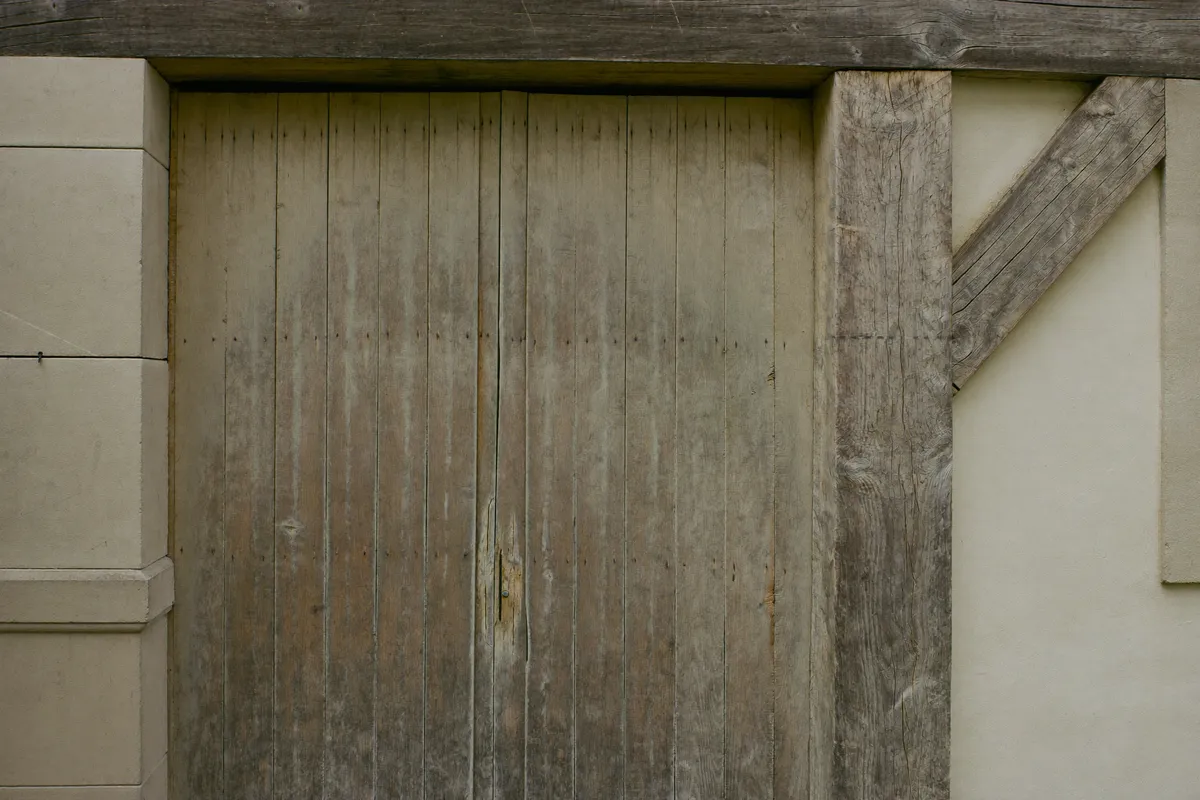 Porte et bois ancien dans une façade au Mans